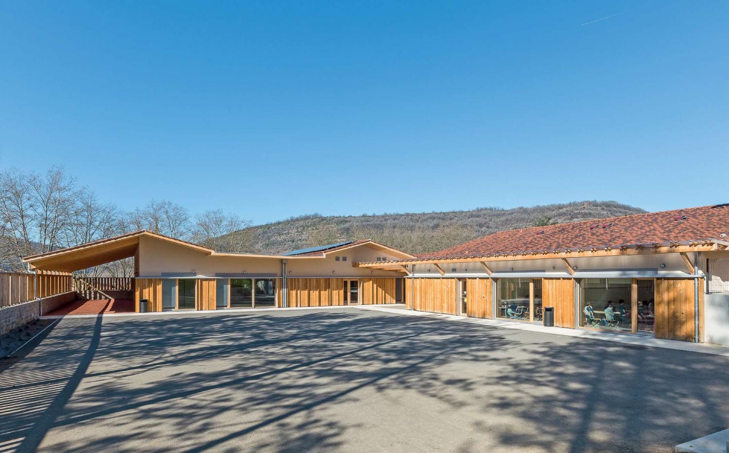 Une école élémentaire en bois à Saint-Antonin-Noble-Val par l'agence Mil Lieux